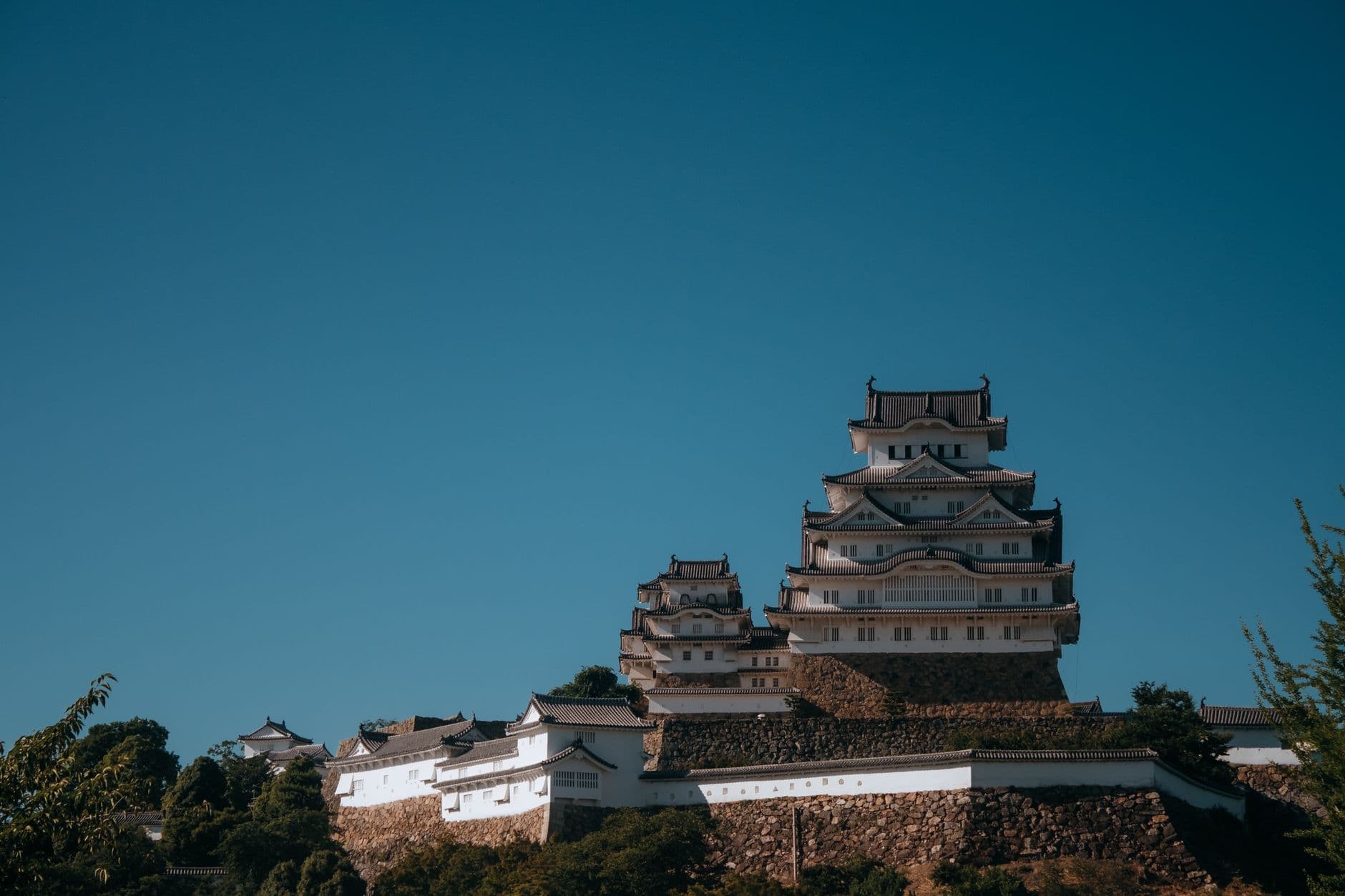 El castillo blanco de Himeji visto desde la aproximación