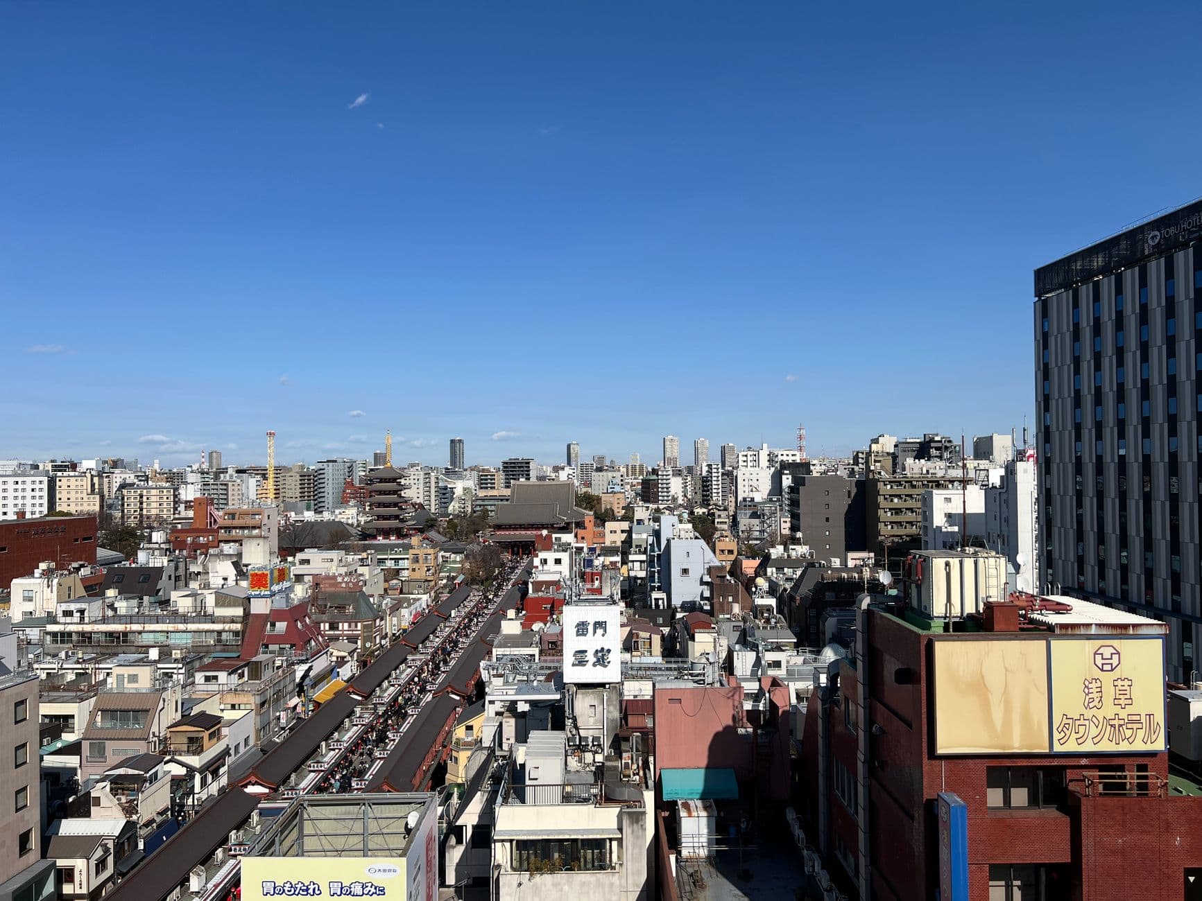 Vista de Nakamise y el Skytree desde el mirador gratuito de Asakusa