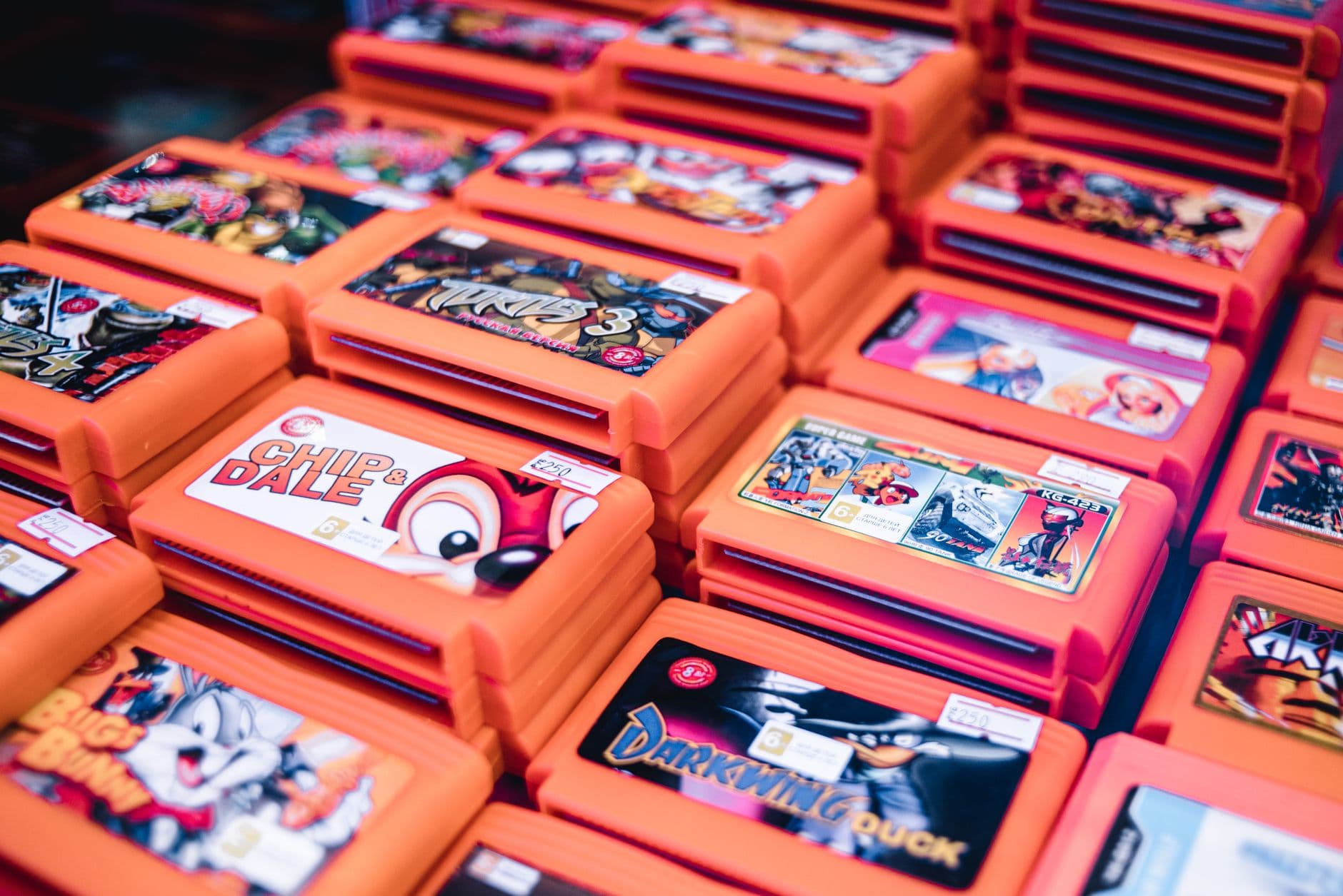 Estanterías de videojuegos retro en una tienda de Tokio