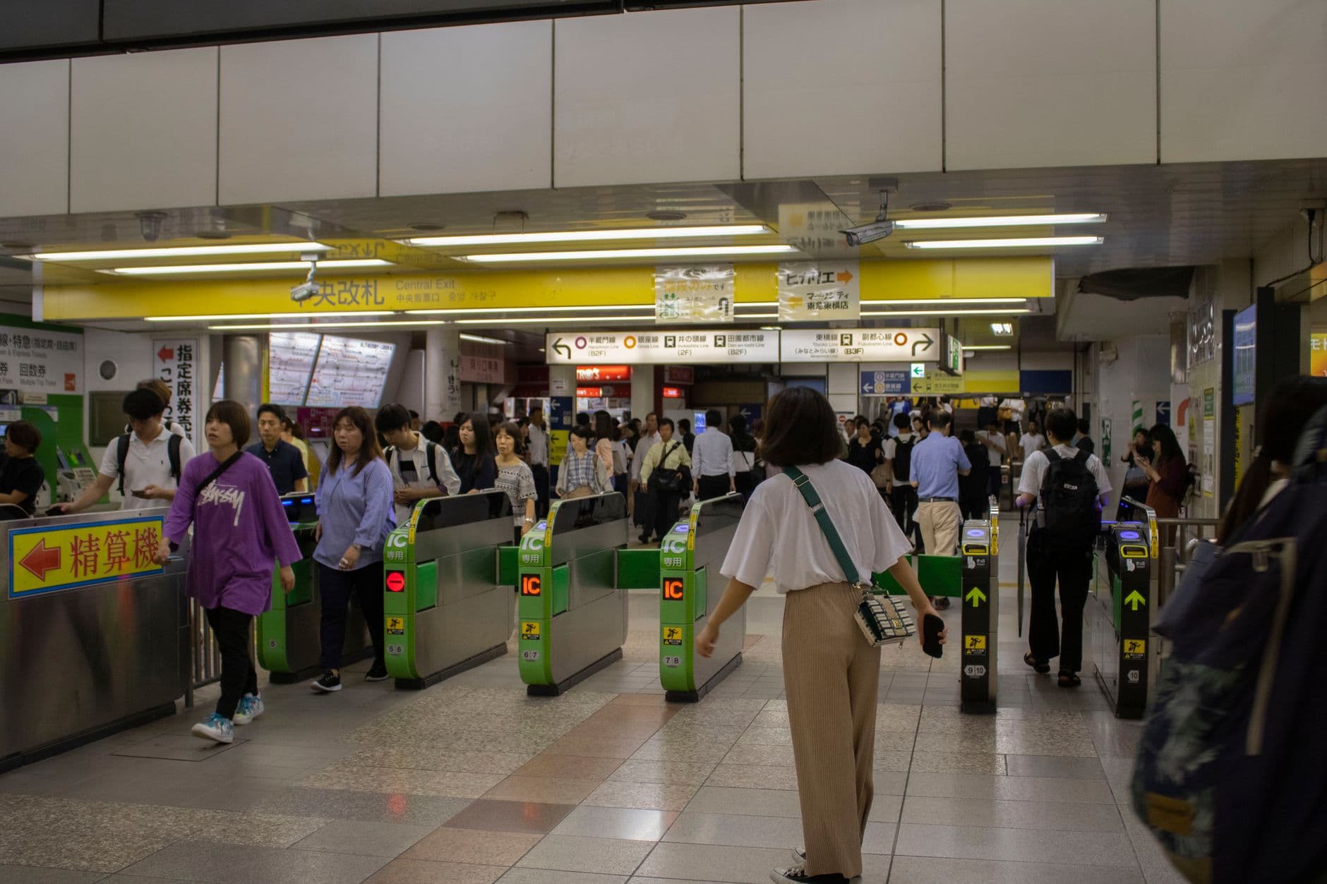 Pasando la tarjeta recargable por el torno de una estación