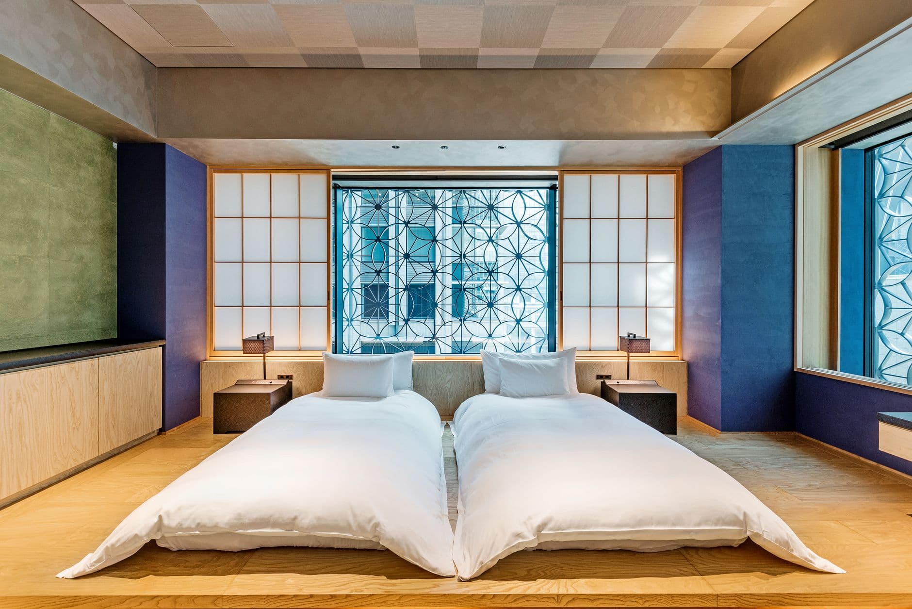 Una habitación de hotel japonés tipo business, pequeña y funcional