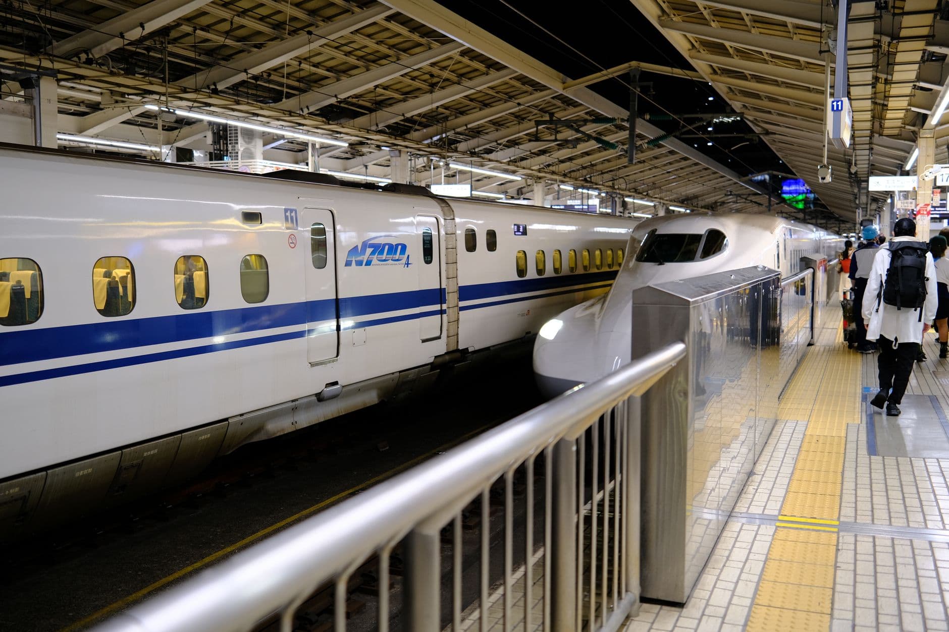 Un shinkansen en el andén, la clave para moverse entre ciudades en Japón