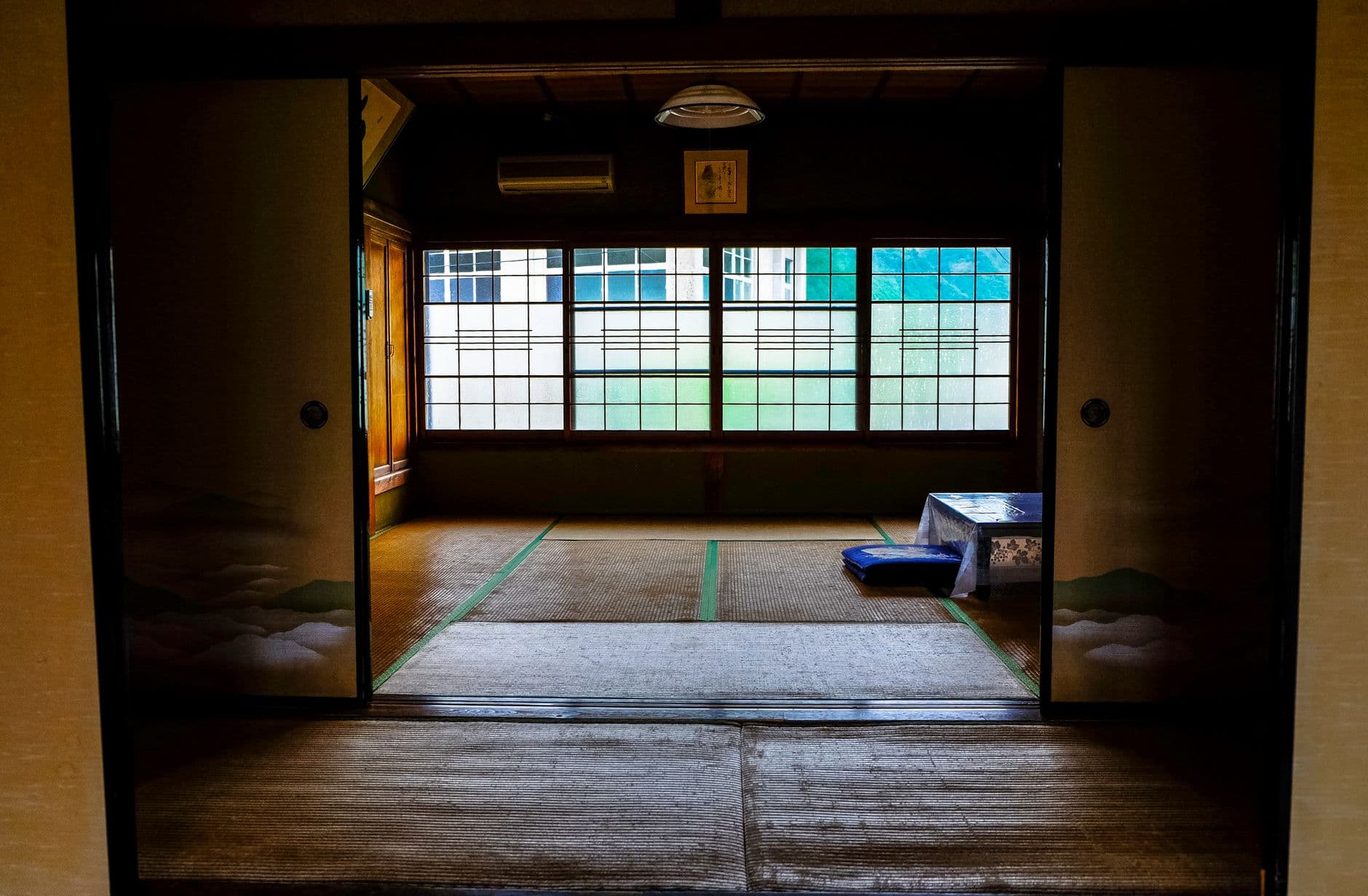 Habitación de ryokan tradicional, con tatami y futón