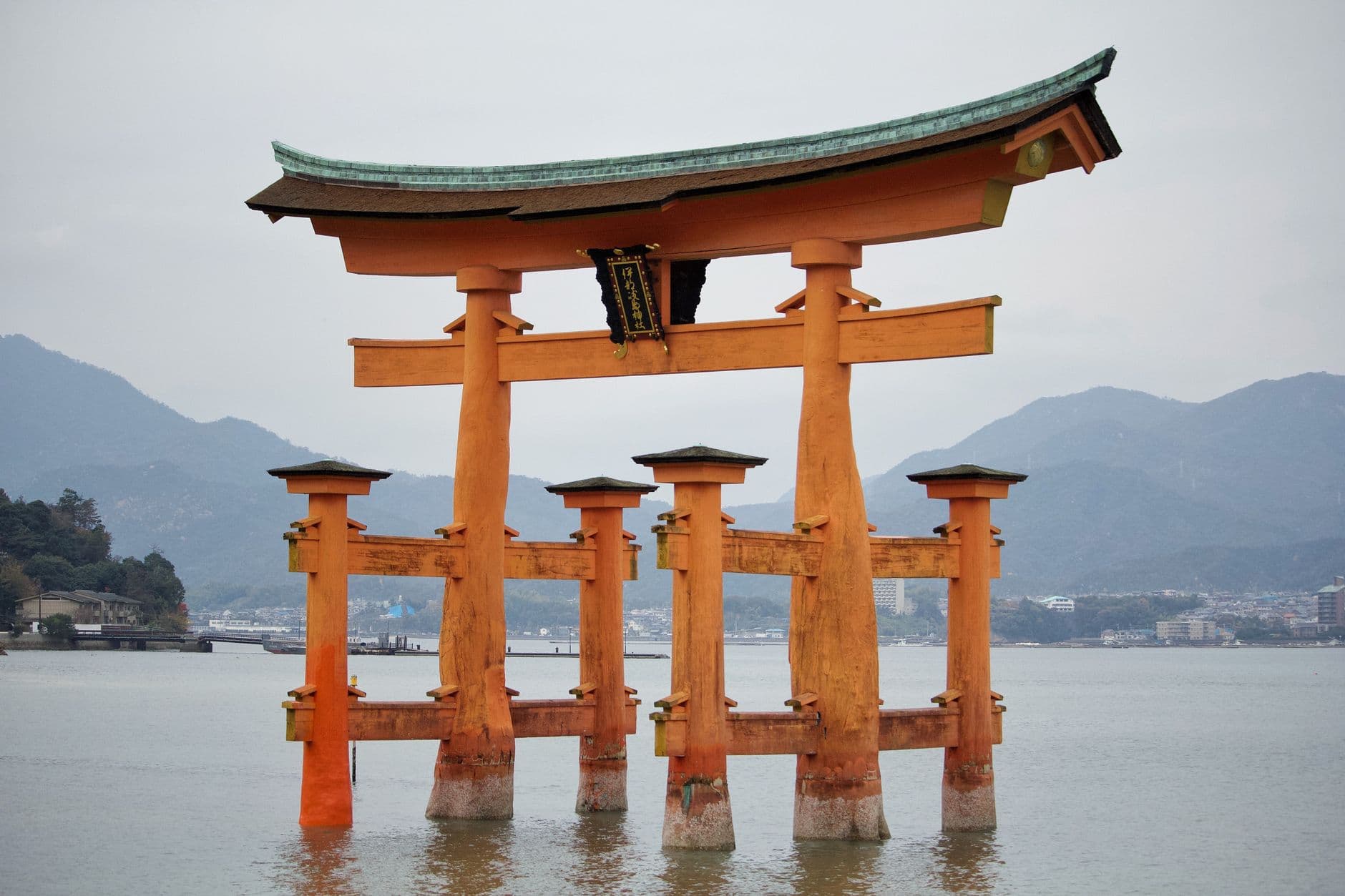 El Gran Torii de Miyajima flotando e iluminado