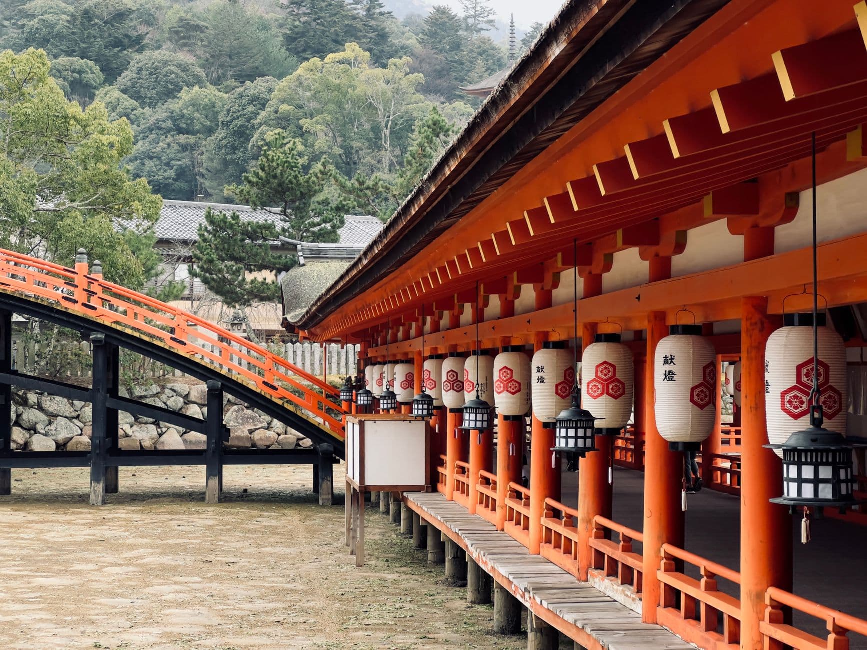 La escalera de estatuas de rakan del templo Daishō-in