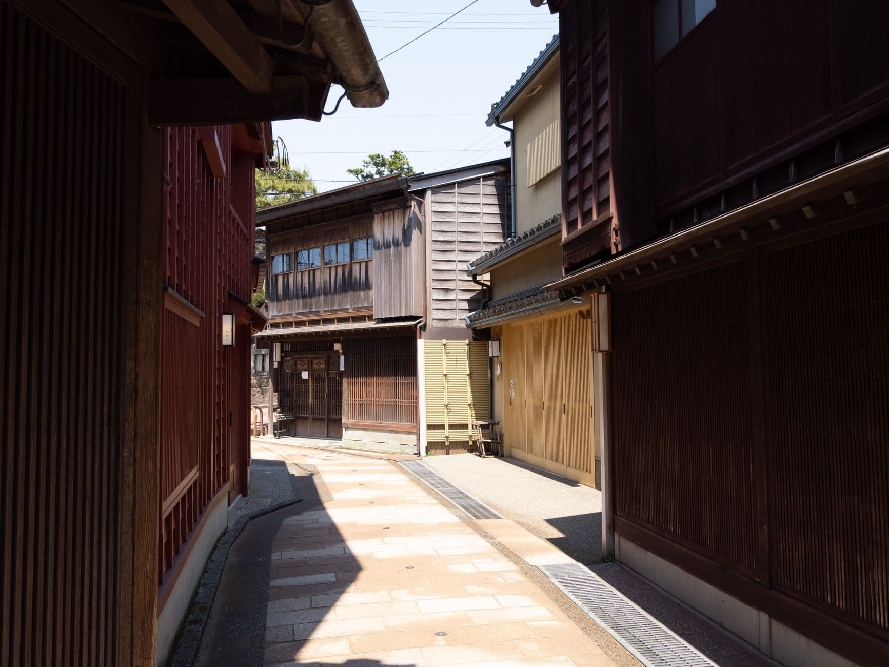 La calle principal de Higashi Chaya, el barrio de casas de té de Kanazawa