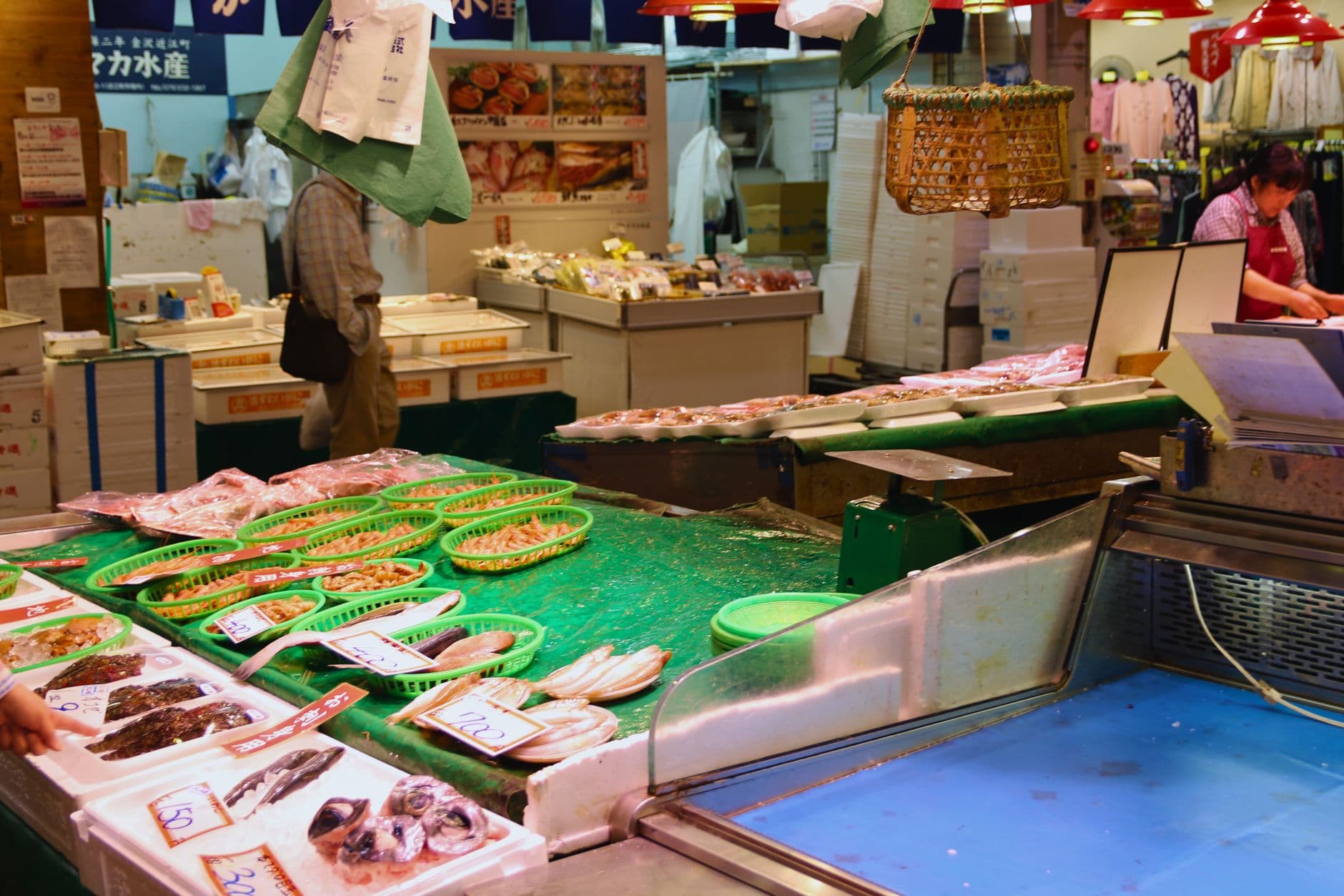 Los puestos de marisco del mercado de Ōmichō