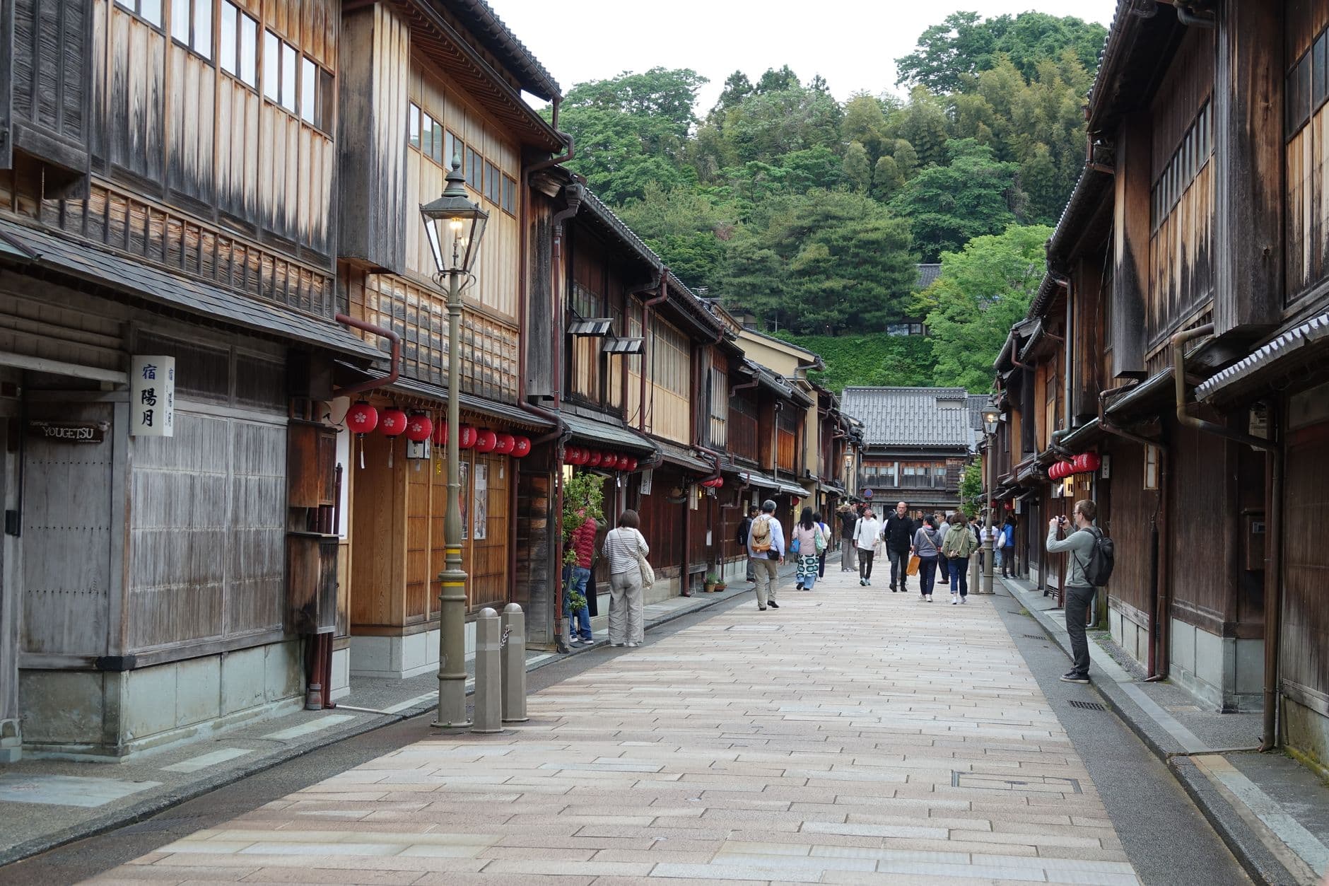 Kazue-machi, el barrio de casas de té colgado sobre el río Asano