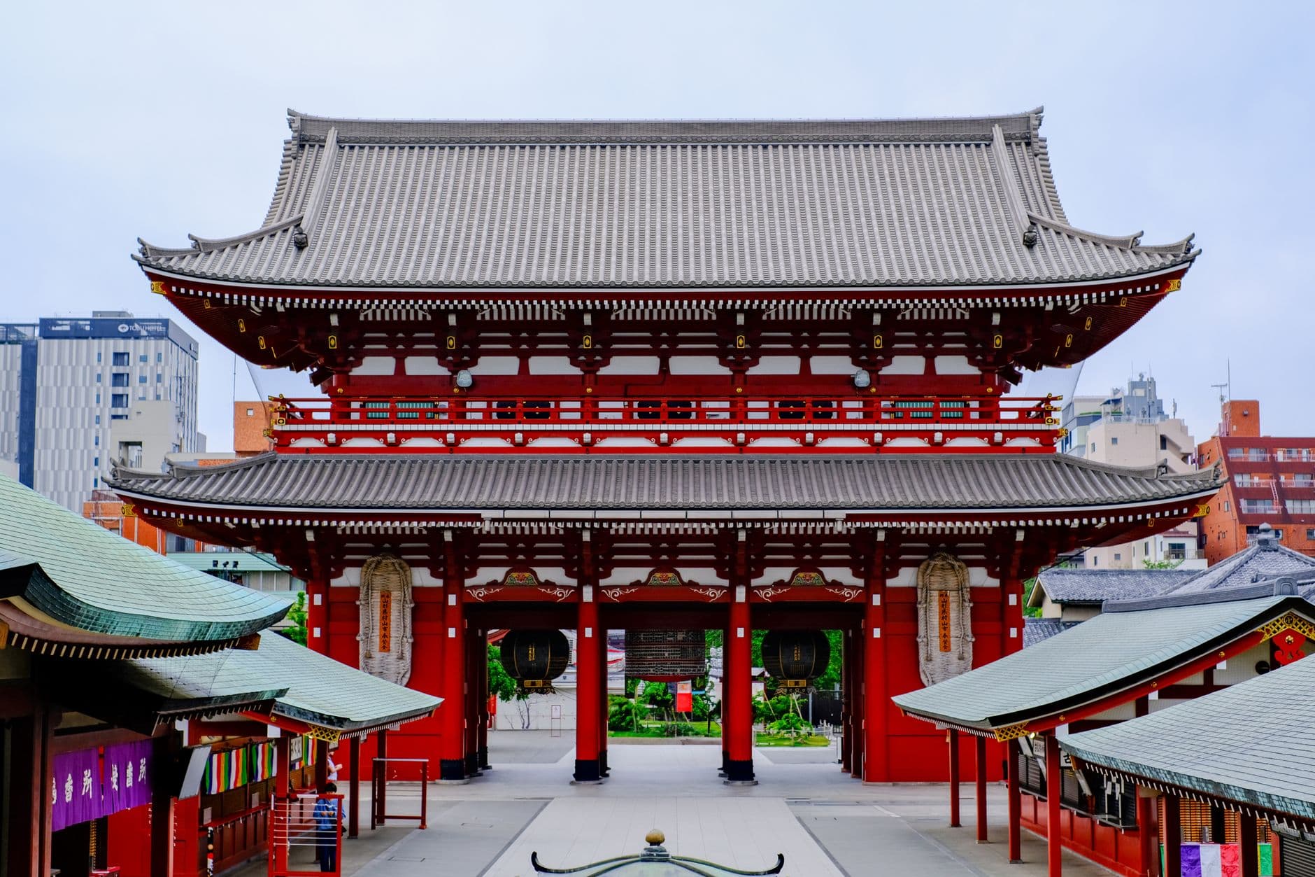 La puerta Tsuzumi-mon y la cúpula de cristal de la estación de Kanazawa