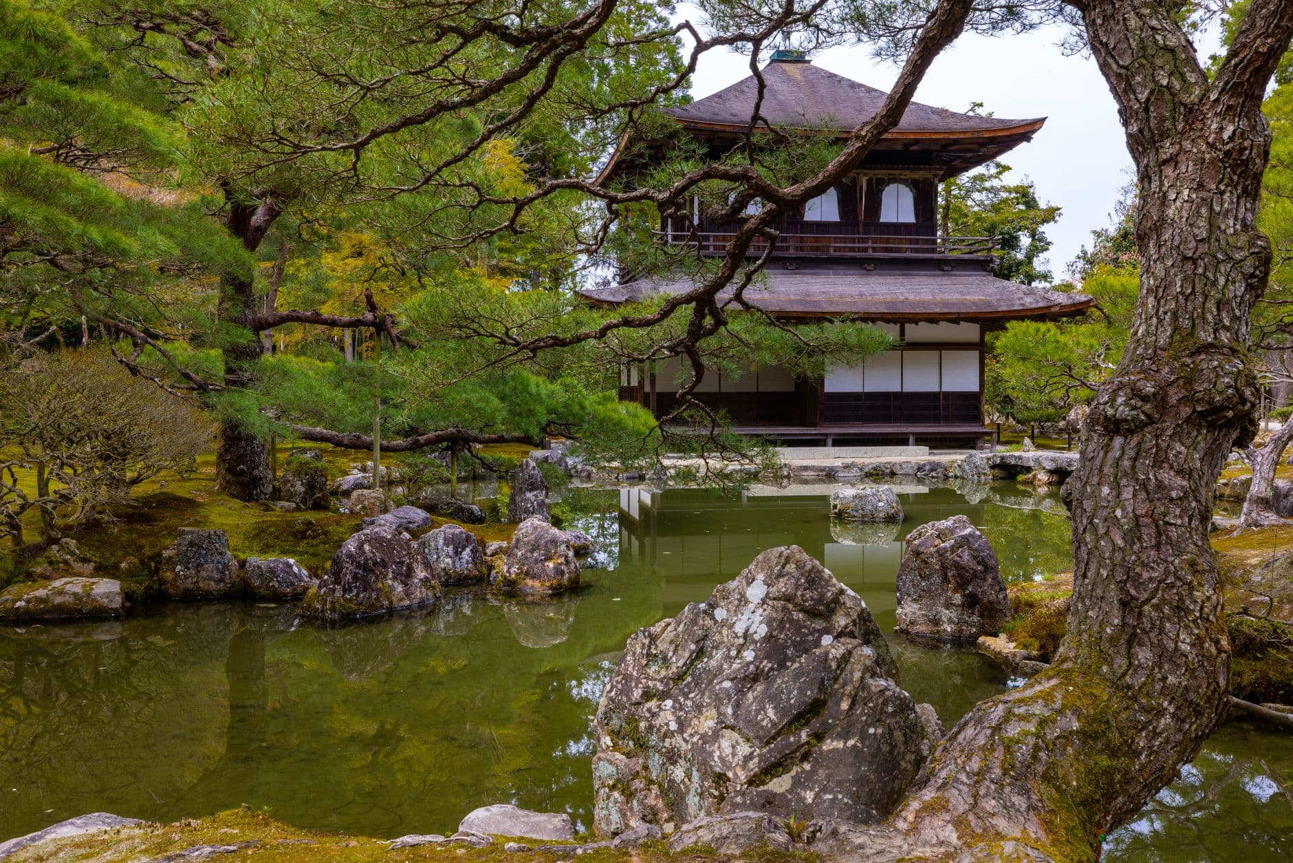 El cono de arena y el jardín de musgo de Ginkaku-ji, el Pabellón de Plata