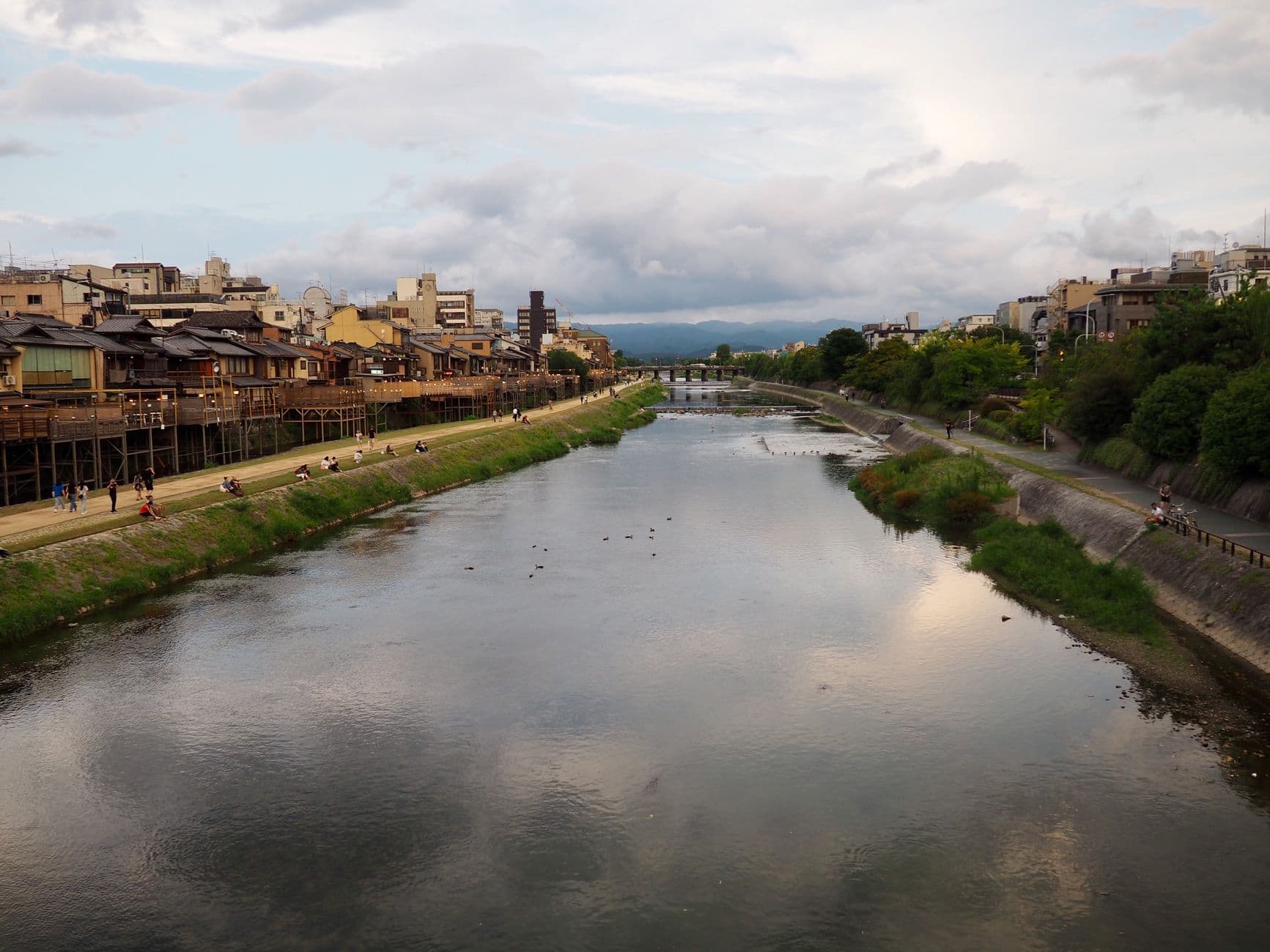 Las terrazas de madera sobre el río Kamo, en Pontochō