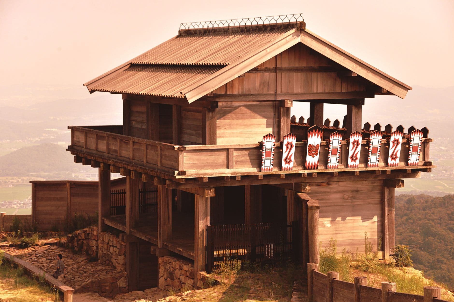 La terraza de madera de Nigatsu-dō, con Nara al fondo