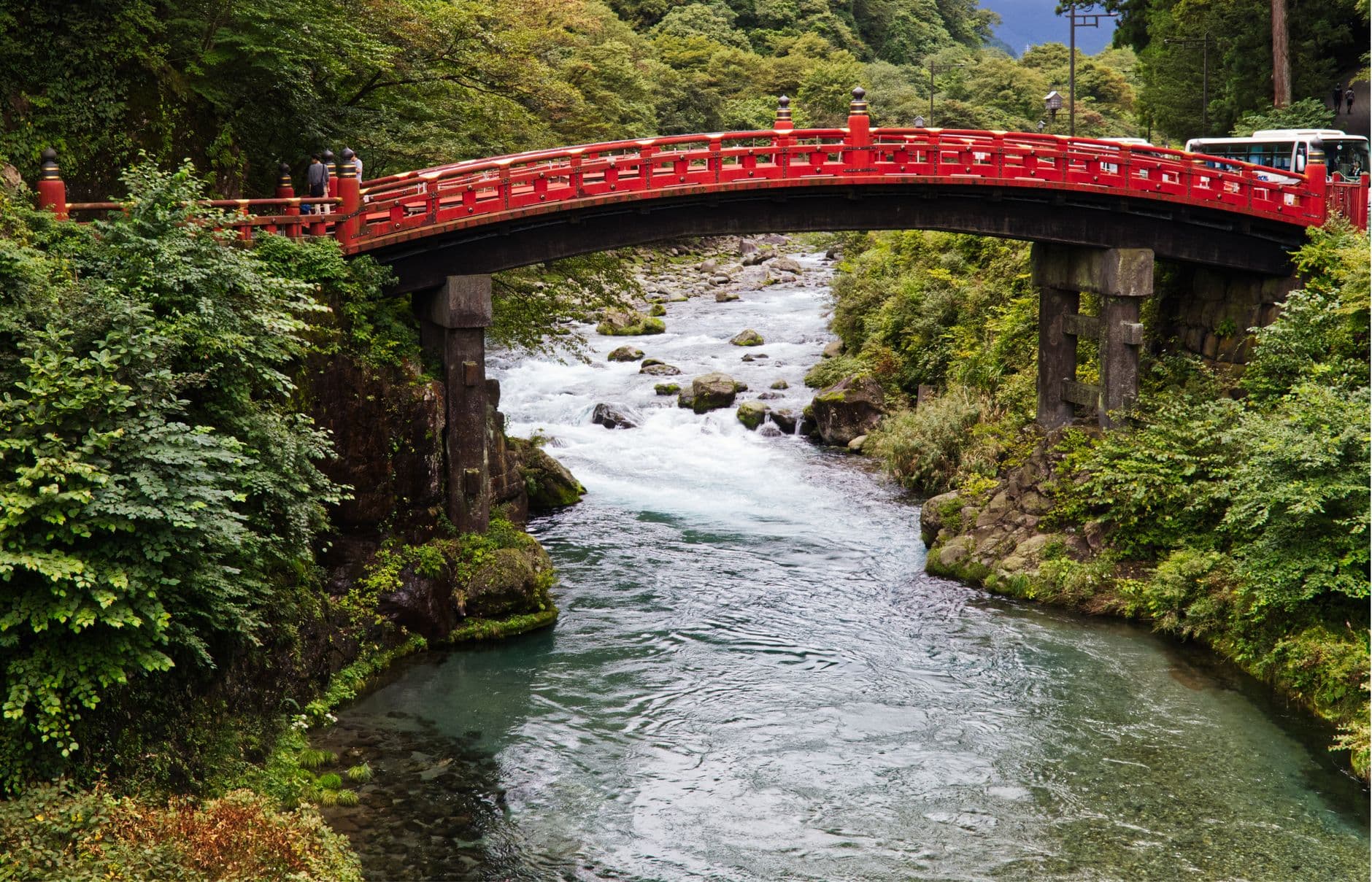El puente rojo de Shinkyō sobre el río Daiya, a la entrada de Nikko