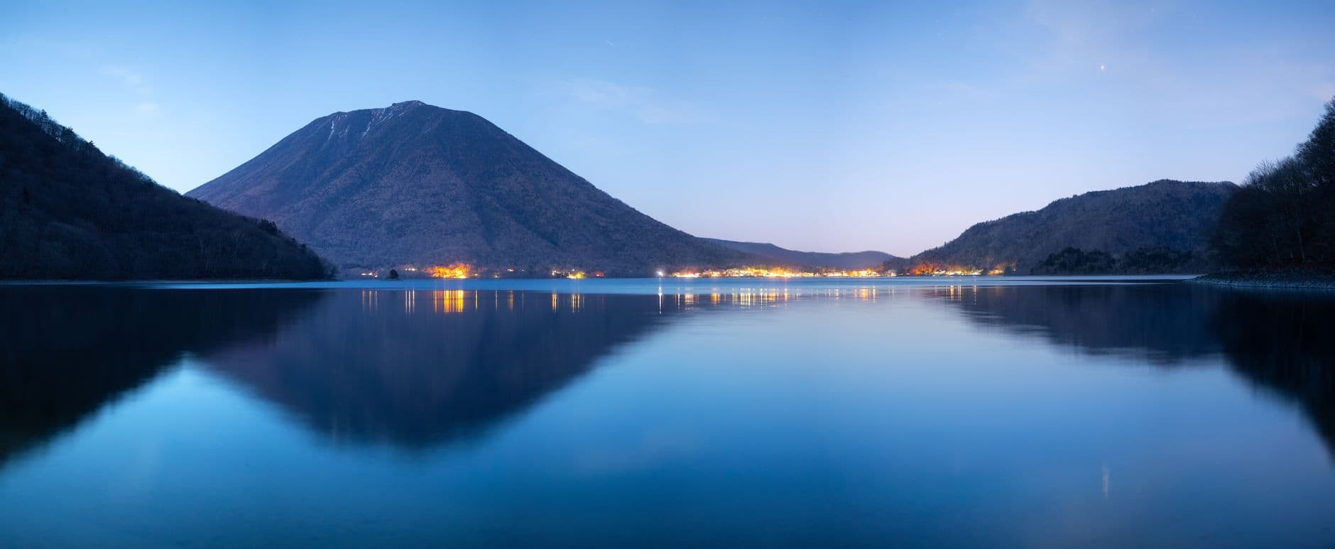 El lago Chūzenji con el monte Nantai al fondo