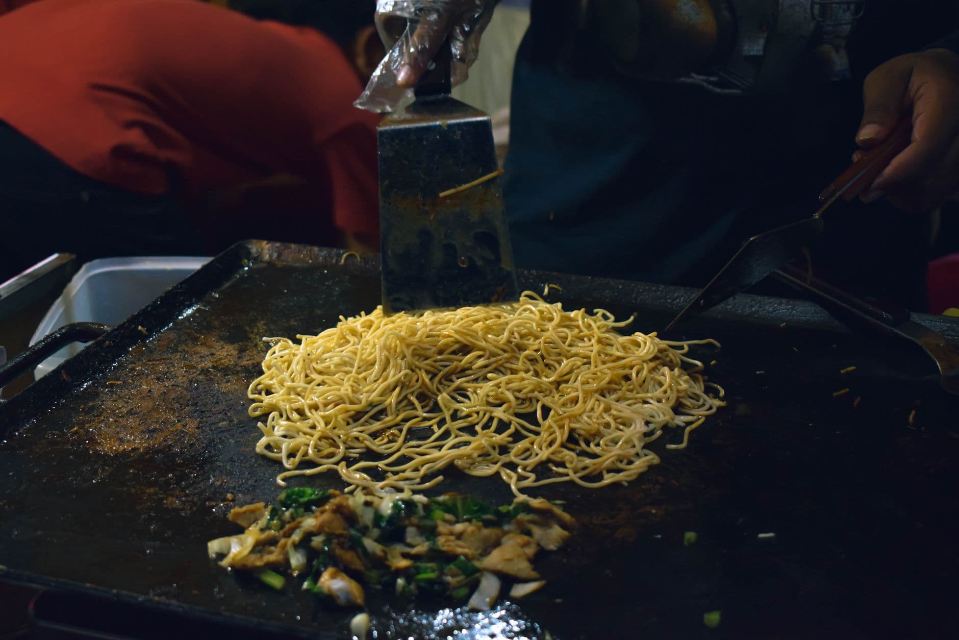 El okonomiyaki de Hiroshima, montado por capas sobre la plancha