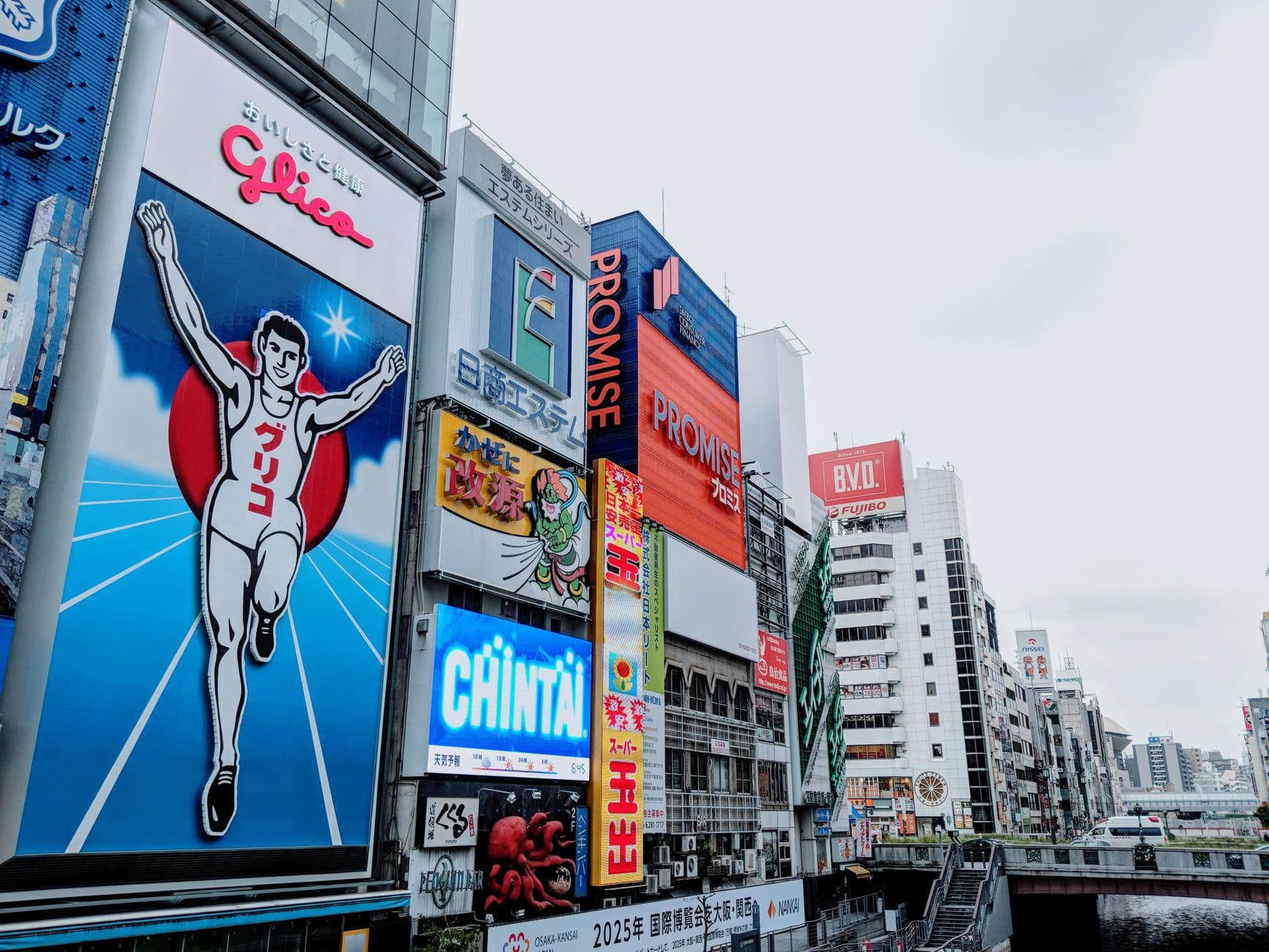 Los carteles luminosos de Dotonbori reflejados en el canal