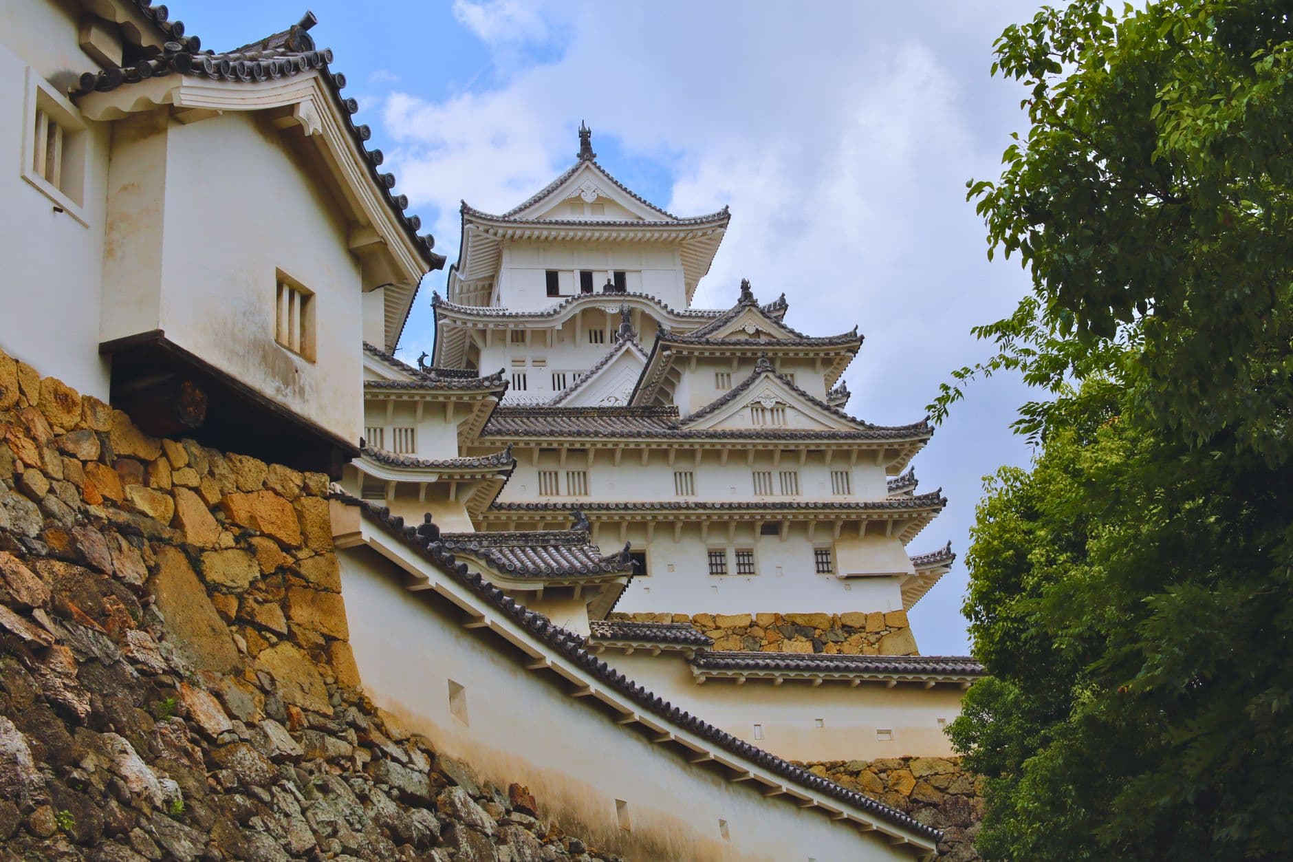 El castillo de Himeji, la garza blanca, al final de la avenida