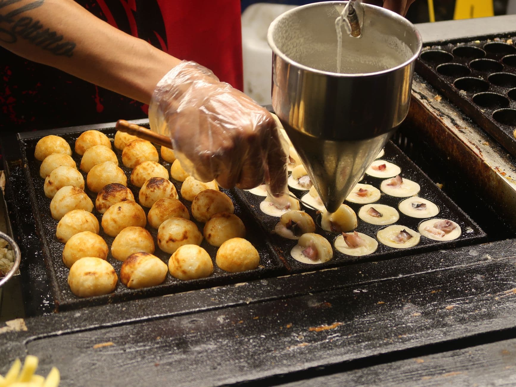 Takoyaki recién hecho en un puesto de calle de Osaka