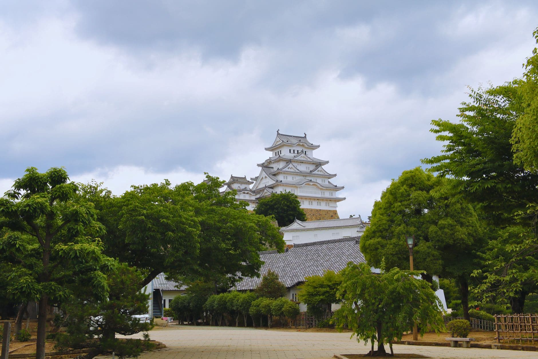 Las escaleras empinadas del interior del torreón de Himeji