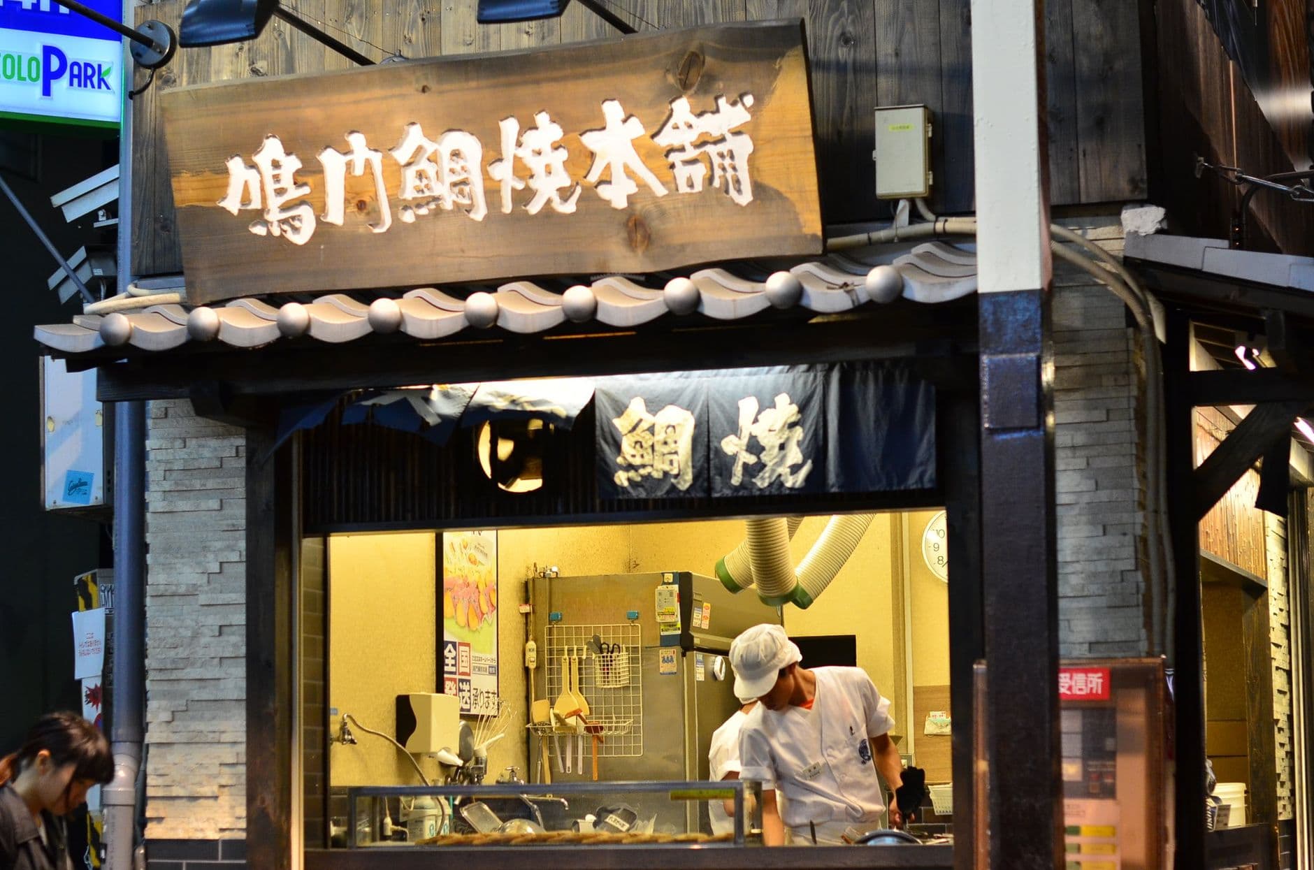 Takoyaki recién hecho en un puesto de Osaka
