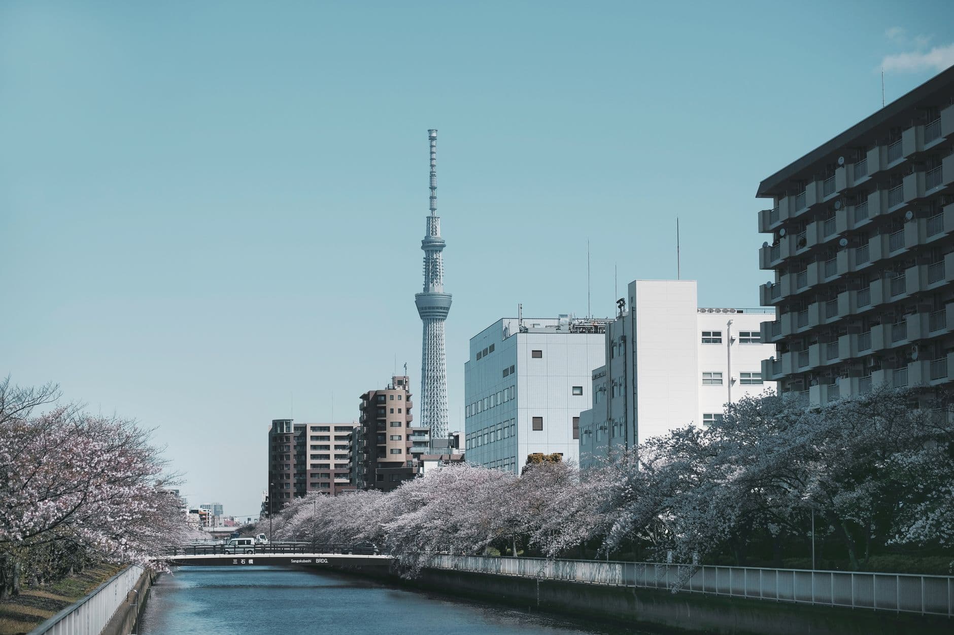 El Skytree visto desde fuera, sobre el paisaje de Tokio