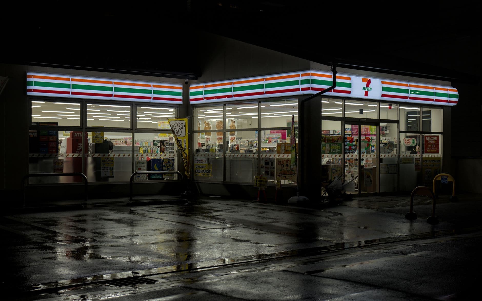 El interior de un konbini, abierto toda la noche